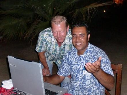 "mit Ahemd im Internet am Stran mitten in der Nacht" und Bilder gezeigt von seinem "Sonnenschein"